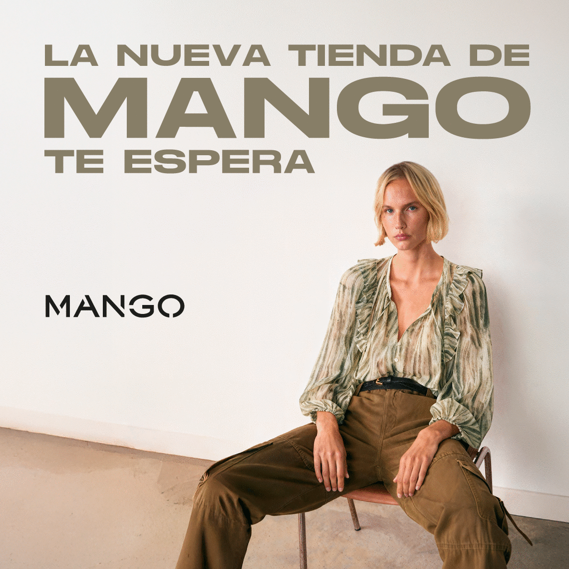 chica rubia con camisa estampada sentada posando