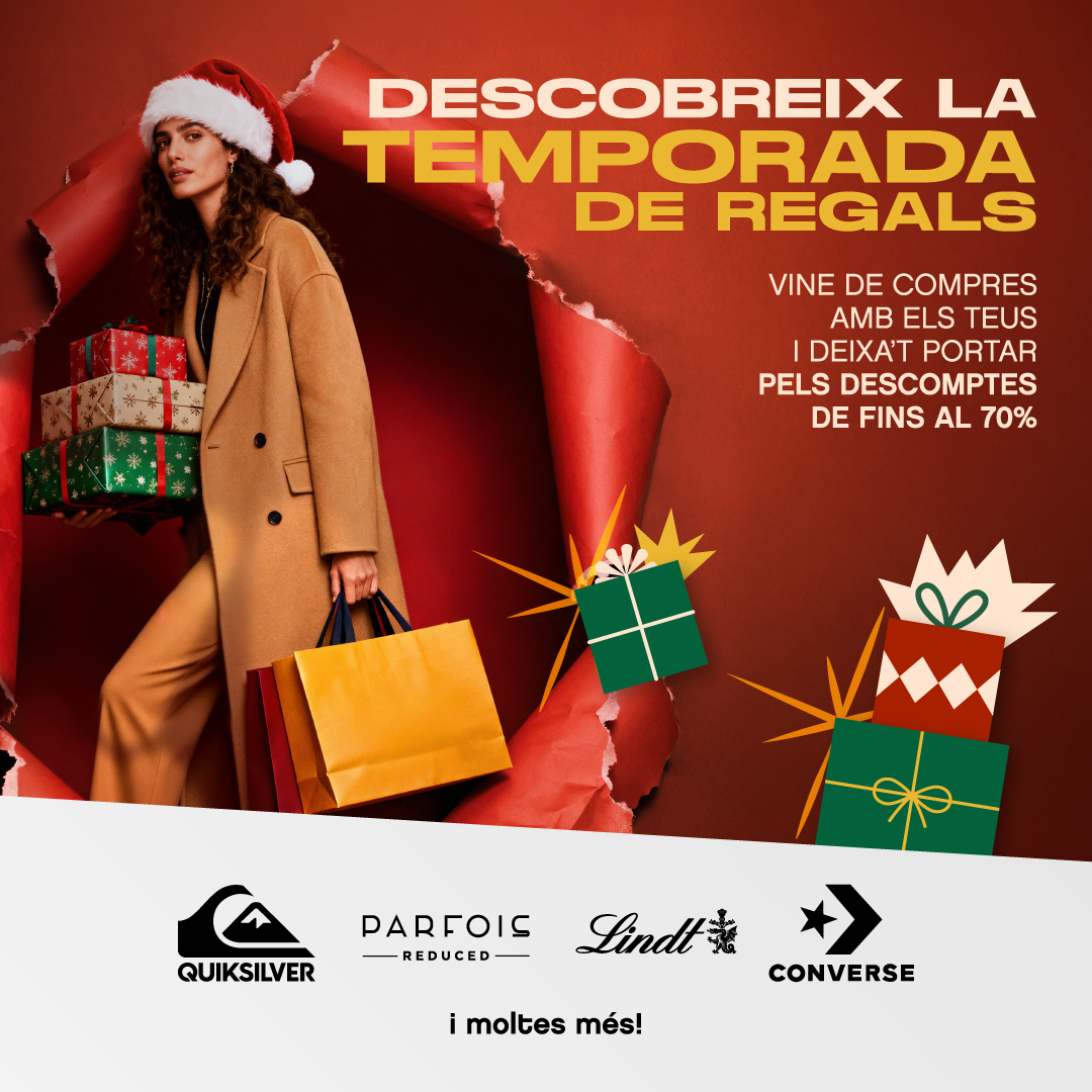 noia amb abric marró portant regals de nadal