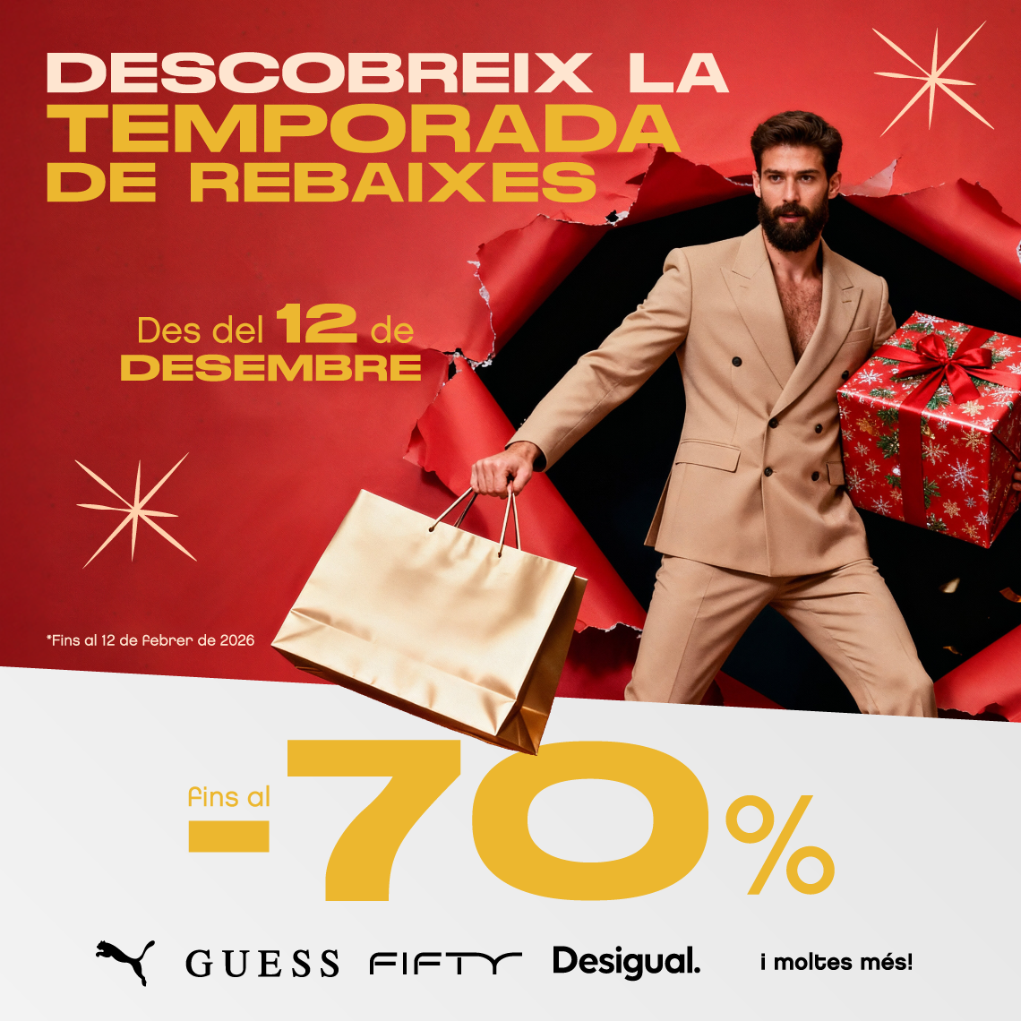 Noi amb jaqueta i pantalons color crema amb bossa daurada